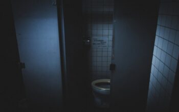 Misteri Toilet Terkunci yang ‘Memanggil’ Lagi — Fenomena Ini Terekam Jam 2 Siang
