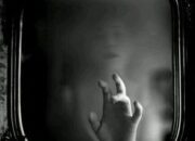 Setelah Memakai Cermin Antik Itu, Hidupku Tak Pernah Sama Lagi