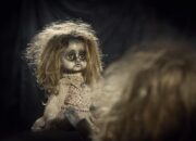 Jangan Pernah Hentikan Mobilmu Saat Melihat Boneka Seperti Ini