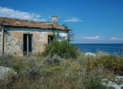 Siapa yang Tinggal di Rumah Kosong Itu? Tapi Tak Ada Jejak Manusia