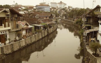 Gedung Tua di Pinggir Kali Code Itu Masih Berdiri… Tapi Kenapa Tak Ada yang Berani Masuk?